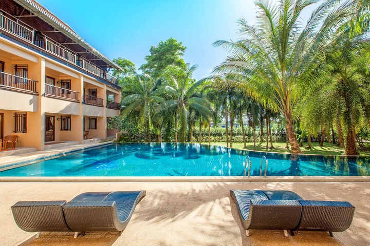 Hotel with Pool