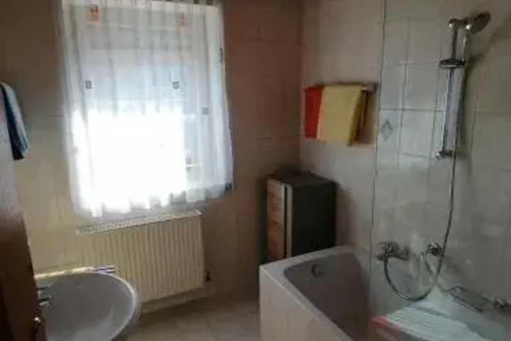 Room 5 of 8