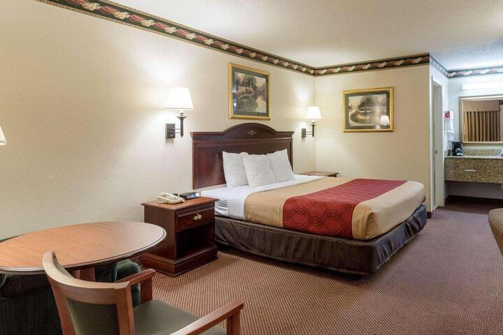 1 King Bed (4 of 6)