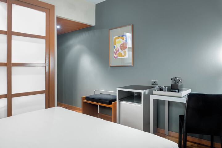 Room 9 of 42