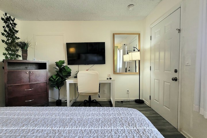 Room 11 of 32