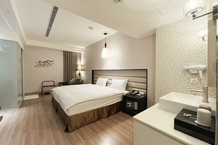 Room 27 of 43