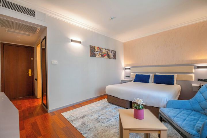 Room 33 of 71