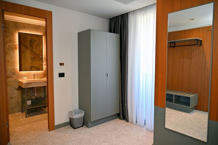 Room 9 of 207