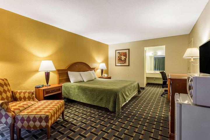 1 King Bed (5 of 9)