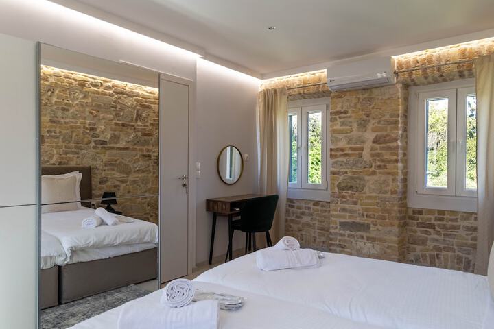 Room 4 of 9