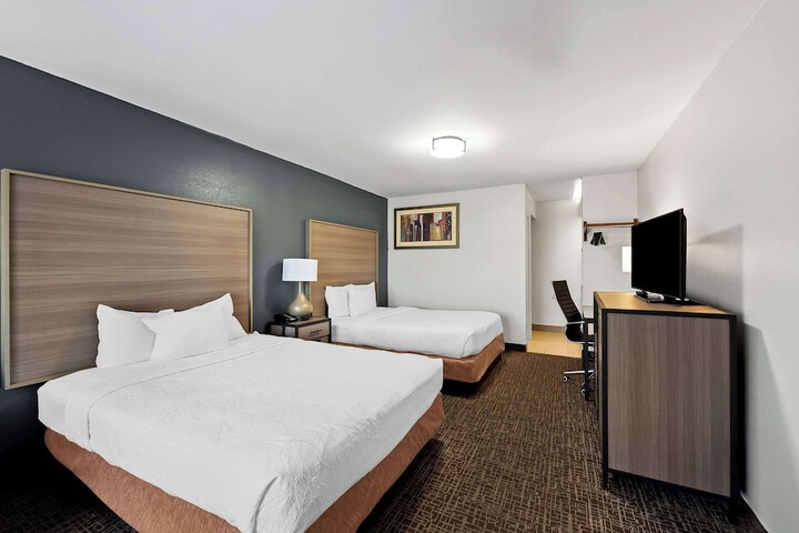 2 Double Beds (3 of 8)