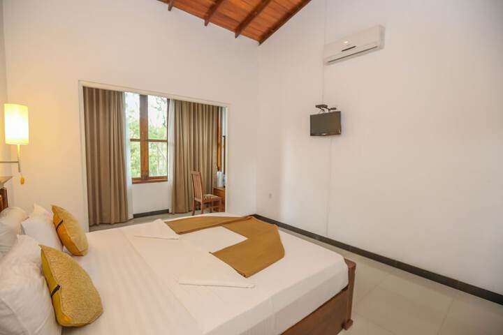 Room 10 of 32
