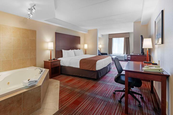 Suite 1 King Bed Jetted Tub High Speed Internet Accessible Microwave and Refrigerator Desk Full Breakfast (15 of 24)