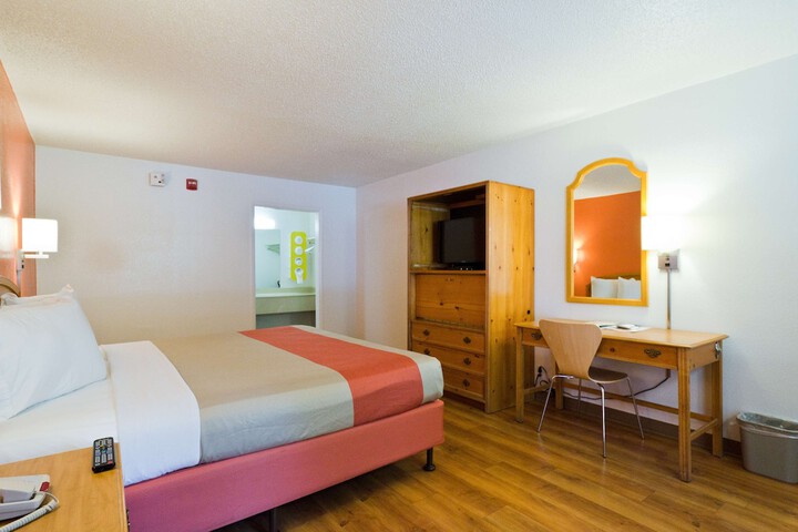 1 King Bed (4 of 5)