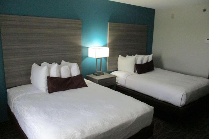 2 Queen Beds Microwave and Refrigerator 40 Inch Led Television High Speed Internet Accessible Full Breakfast (7 of 7)