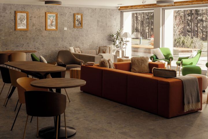 Lounge 44 of 55