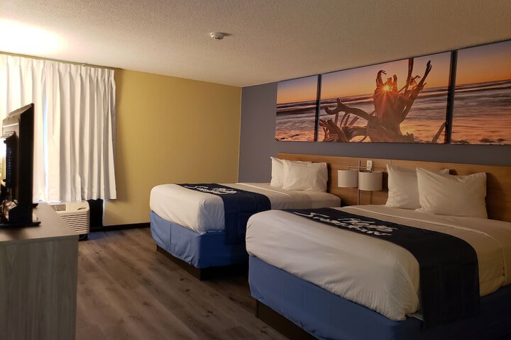 2 Queen Beds (6 of 8)
