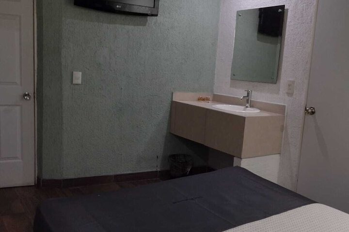 Room 5 of 11