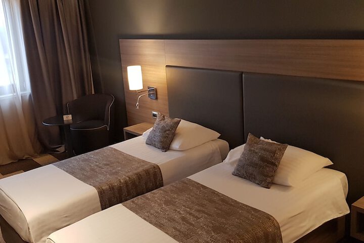 Room 10 of 38