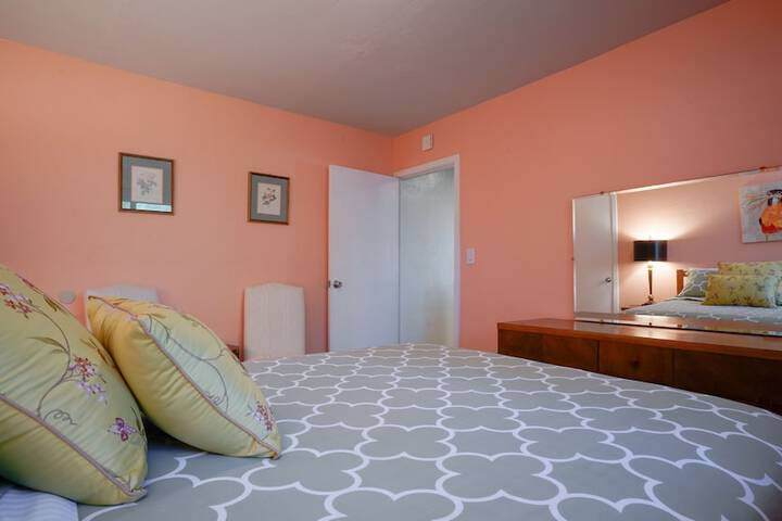 Room 4 of 8
