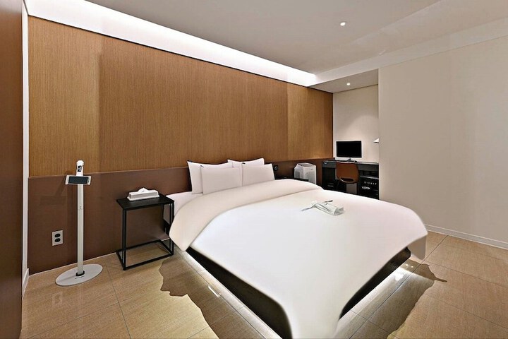 Room 4 of 19