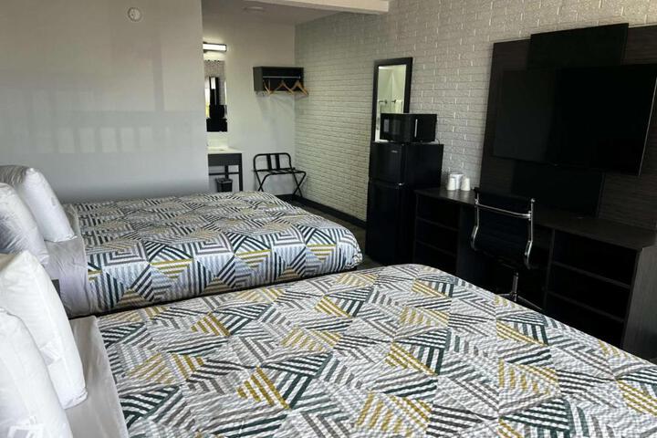2 Queen Beds Mobility Accessible Tub (3 of 10)