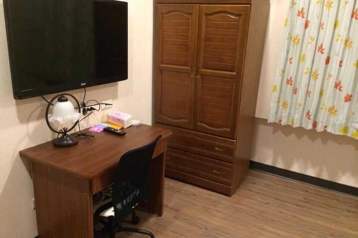 Room 11 of 16