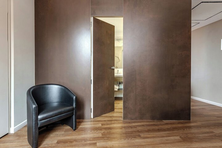 Room 33 of 65