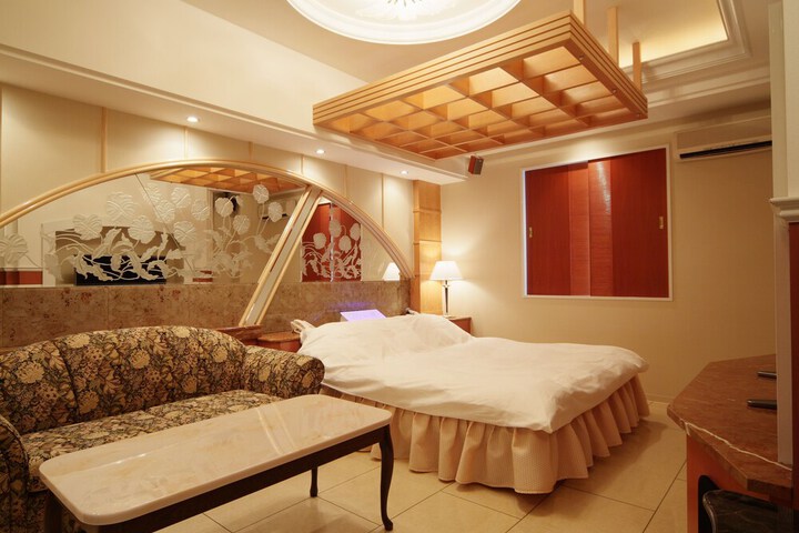 Room 8 of 28