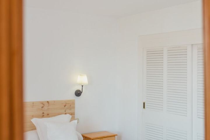 Room 3 of 110