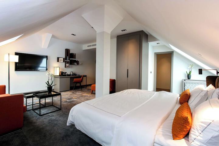 Room 25 of 79