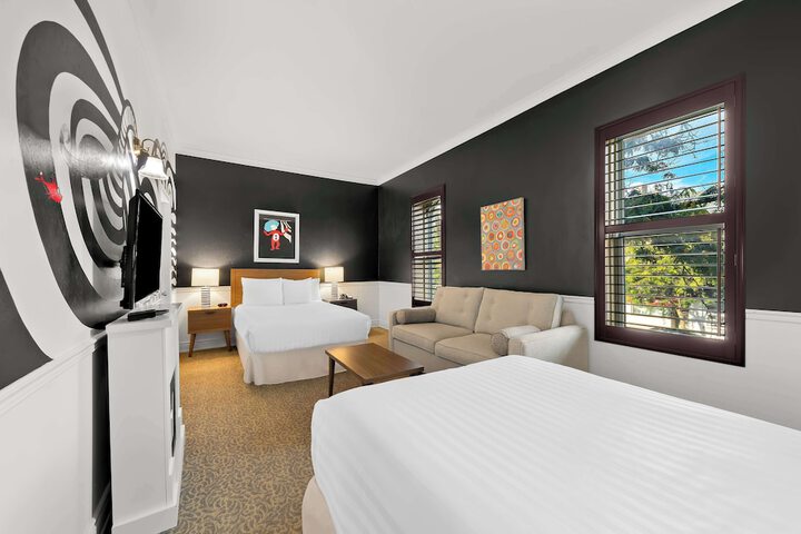 Suite 2 Queen Beds Sitting Area WiFi Coffee and Tea Maker Bathtub and Shower Continental Breakfast (7 of 29)