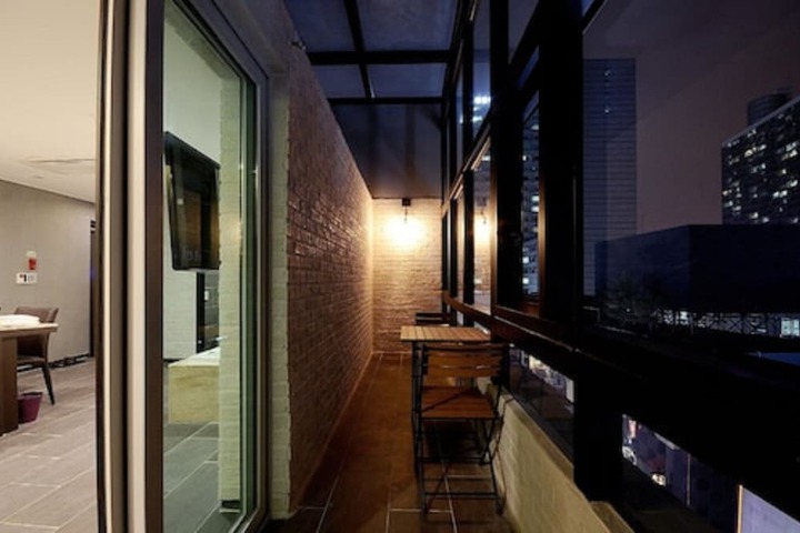 Room 5 of 32