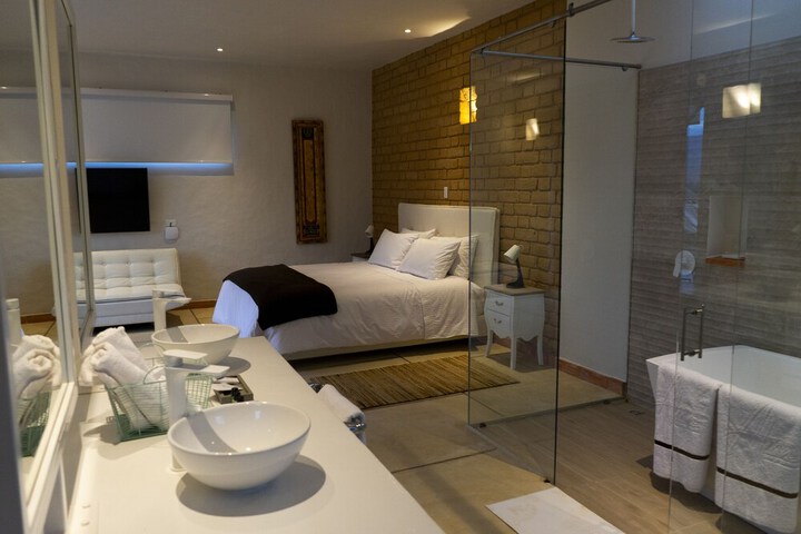 Room 4 of 77