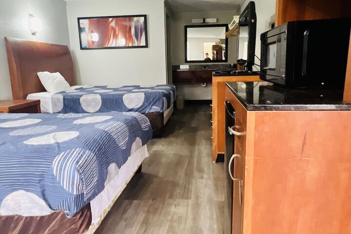 2 Queen Beds (18 of 19)