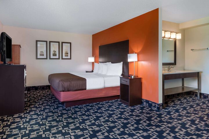 1 King Bed (7 of 21)