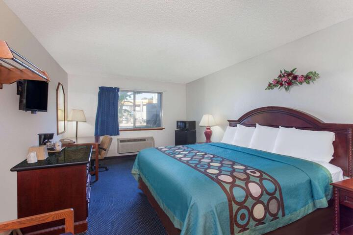 1 King Bed (1 of 7)