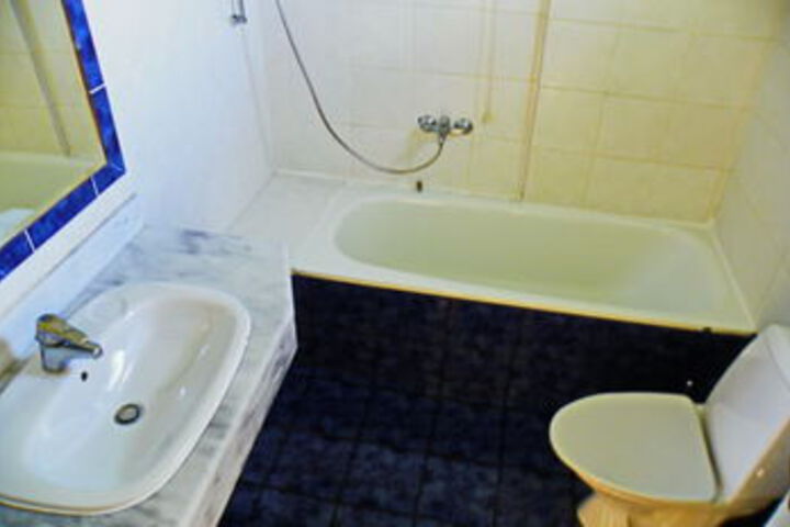 Room 2 of 8