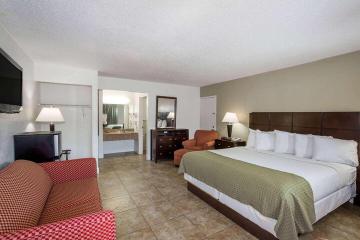 1 King Bed Accessible (9 of 11)