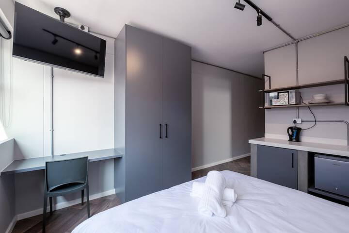 Room 25 of 42