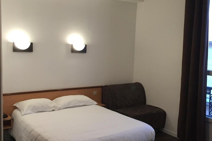 Room 11 of 32