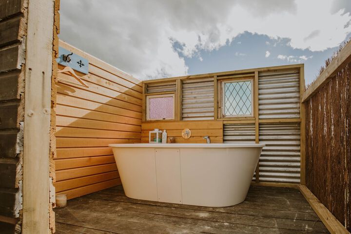 Deep soaking bathtub