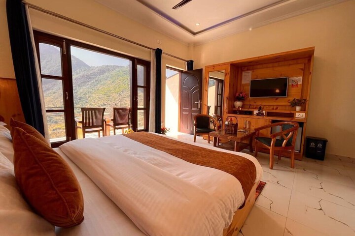 Room 4 of 16
