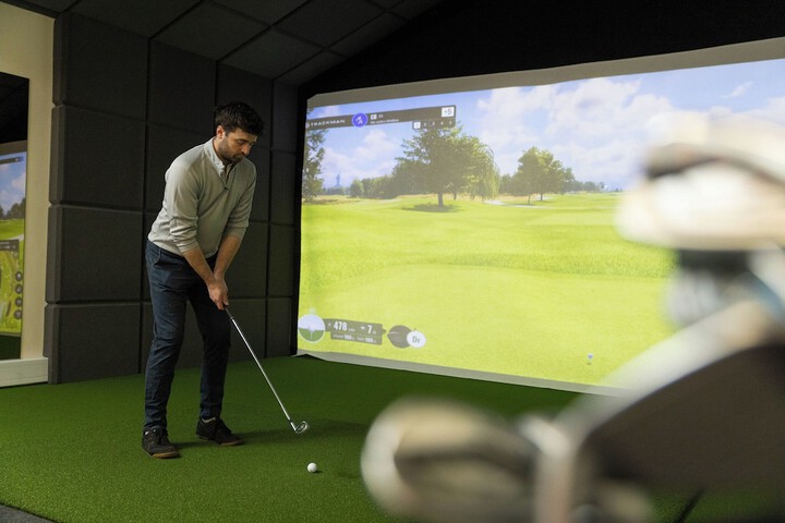 Indoor golf driving range
