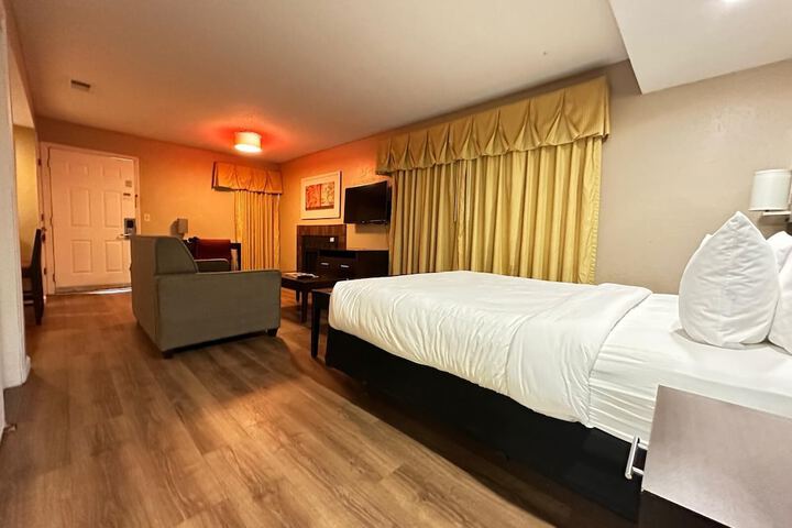 1 Queen Bed Studio Accessible Suite (15 of 44)