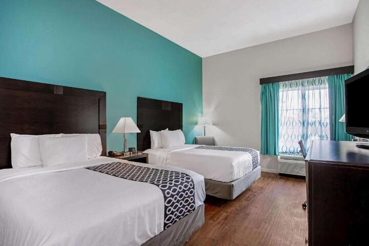 2 Queen Beds (1 of 6)