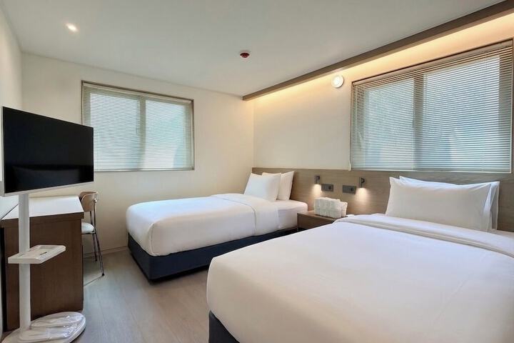 Room 5 of 16
