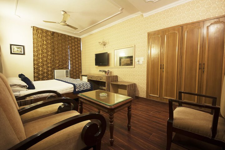 Room 10 of 27