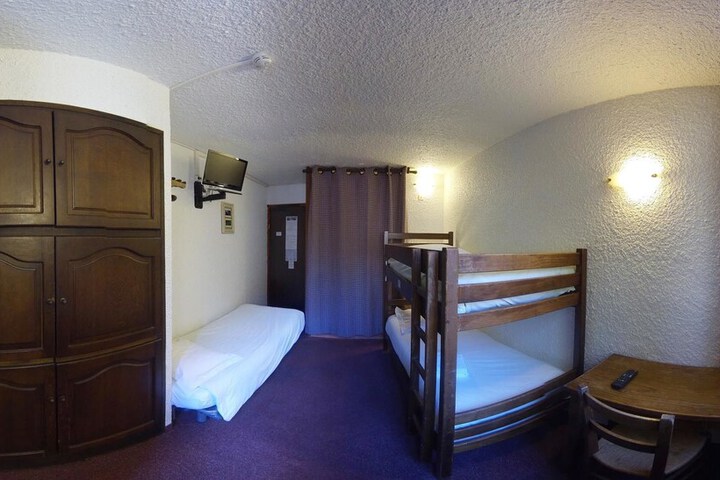 Room 2 of 60