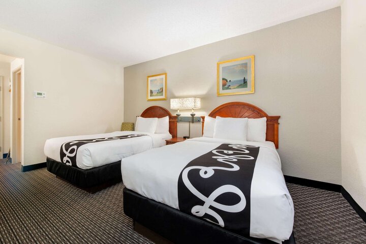 1 King Bed (3 of 12)