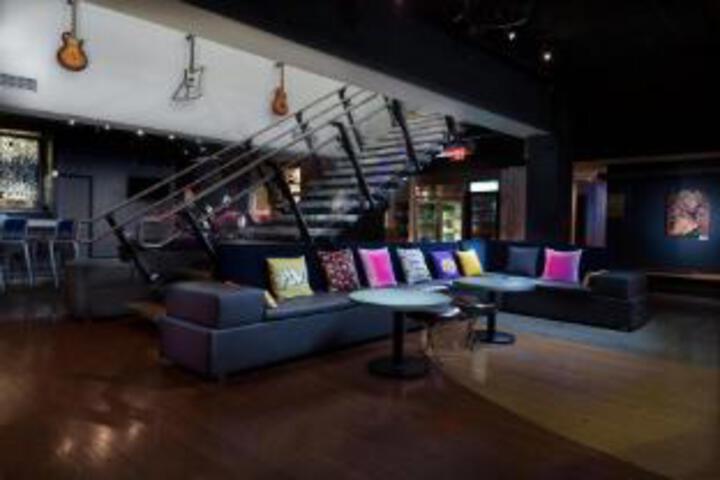 Lounge 20 of 33