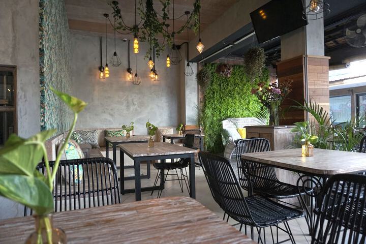 Lounge 145 of 152