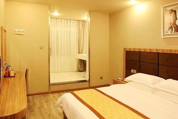 Room 6 of 10