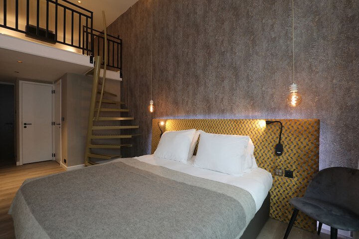 Room 10 of 77
